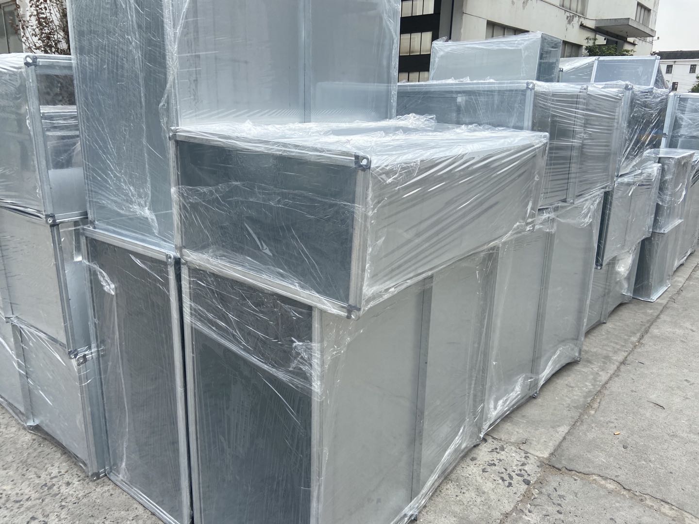 产品材质：镀锌矩形角铁风管、不锈钢矩形角铁风管（可(kě)定制201、304、316L、Q235）